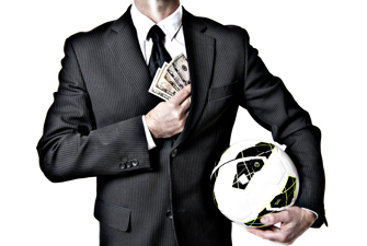 Mand holder fodbold og penge