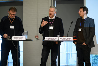 Tre mænd på en scene