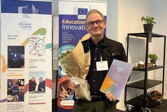 Mand med diplom og blomster