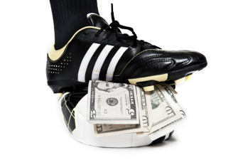 Boot stepping on money & football. Foto: Thomas Søndergaard