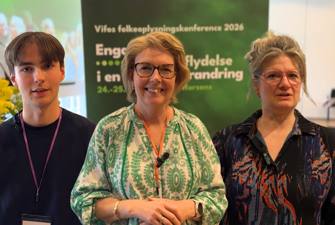 Talere foran et banner