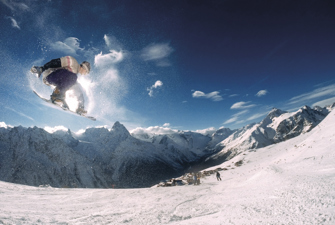 Man snowboarding. Photo: Pexels