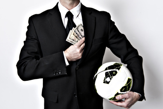 Man with cash and a football. Foto: Thomas Søndergaard