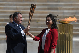 Naoko Imoto received the Olympic torch